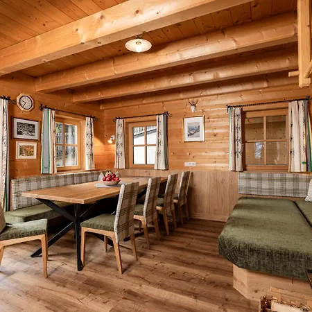 Family Maximilian Тукс