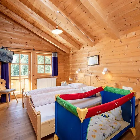 Family Maximilian בית נופש *